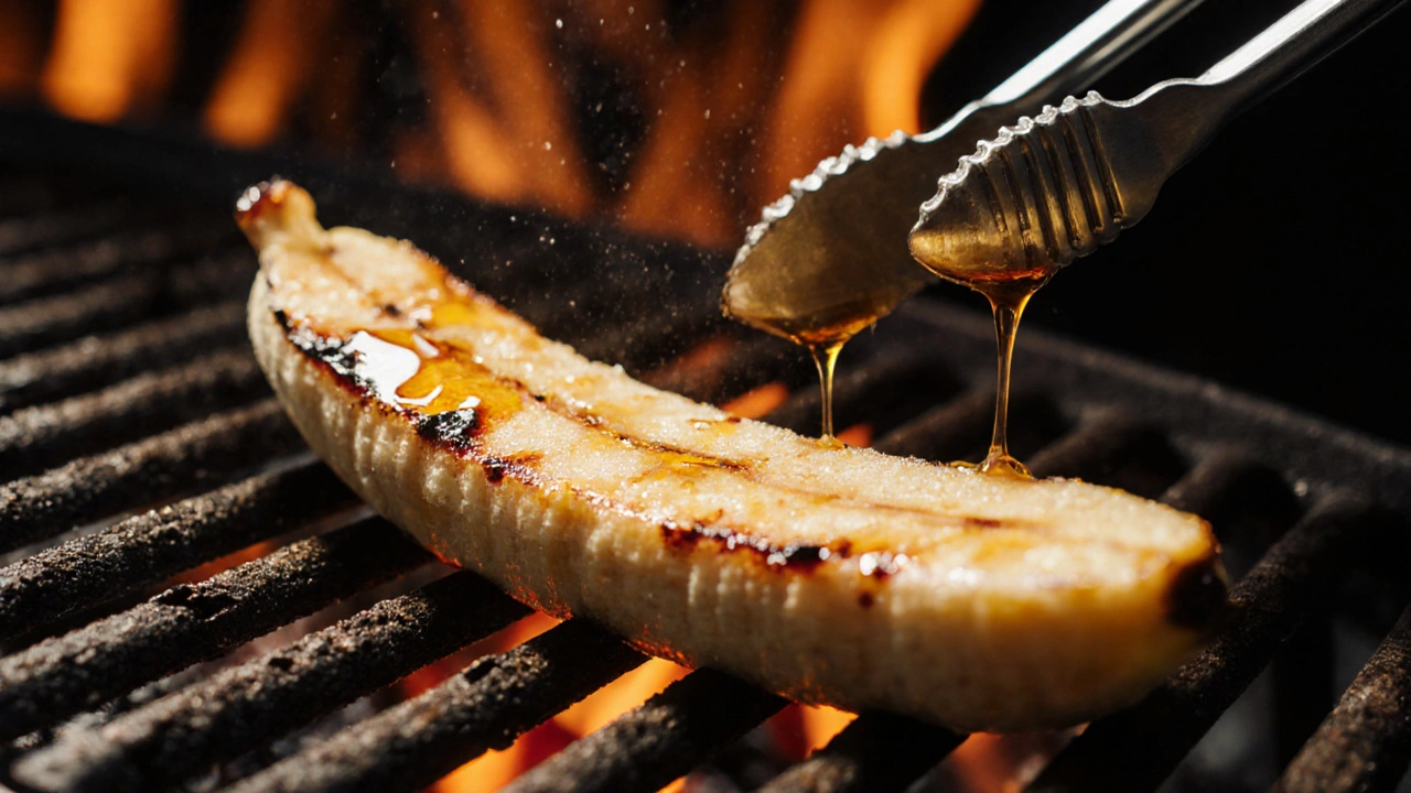 Rozkrojený banán potřený olejem leží na grilu, zazářil karamelová kůrka.